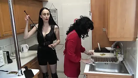 Dev Gotik Hanım Küçük Kızını Temizlik İçin Büyütüyor!