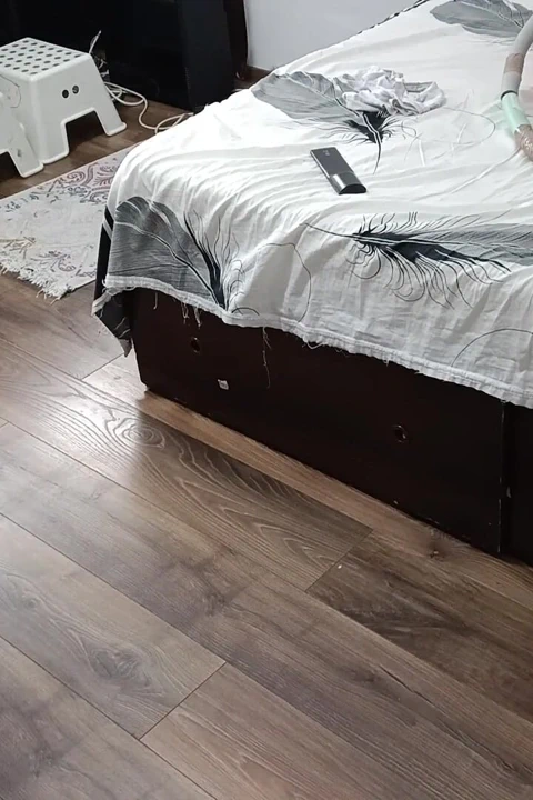 Seksi evli kadın evde çıplak egzersiz yapıyor.