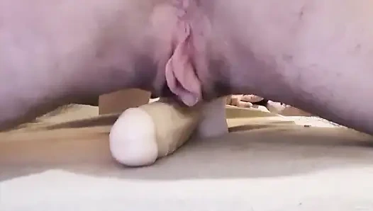 Ftm büyük klitorisini dildoya sürttü