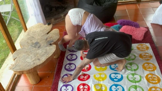 Oyuncu striptiz twister baştan çıkarma için hazır ol