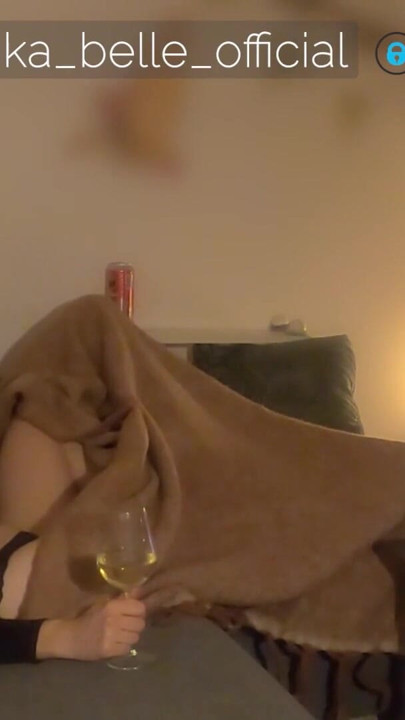 Aşık çift kanepede porno izlerken güzel ön sevişme yapıyor pt. 2 +(edepsiz) konuşma | Klip 1