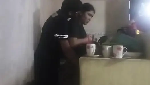 Hizmetçi mutfakta sikiliyor (karım neredeyse bizi buluyor)