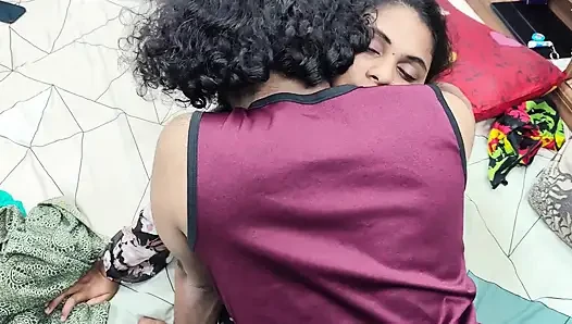Mallu çift yatak odasında elbise çıkarma ve göğüslerle öpüşme ateşli desi romantizmi evde emiyor