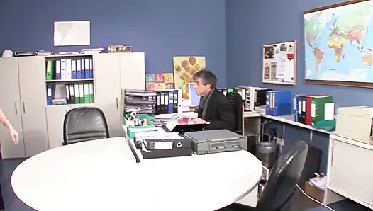 Genç stajyer patron tarafından sikiliyor!