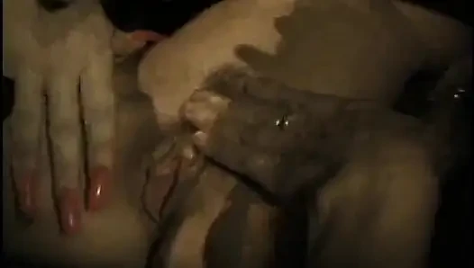 İki doyumsuz orta yaşlı seksi kadın vahşi oyuncağını paylaşıyor