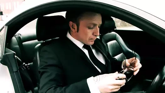 O kaltağı kişisel kölesi olarak kullandı