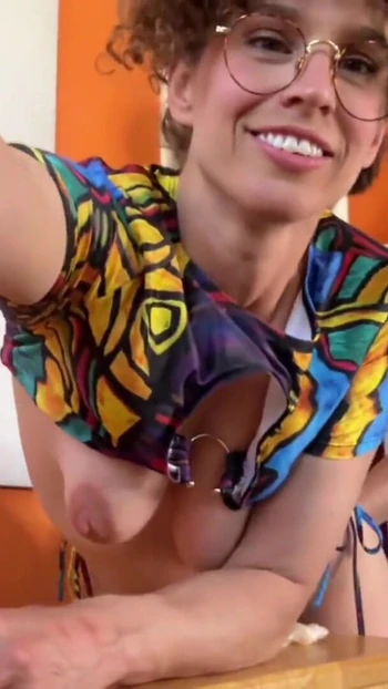 Знаковый момент из "Я трахаю мои мачехи - уродливый лучший друг"