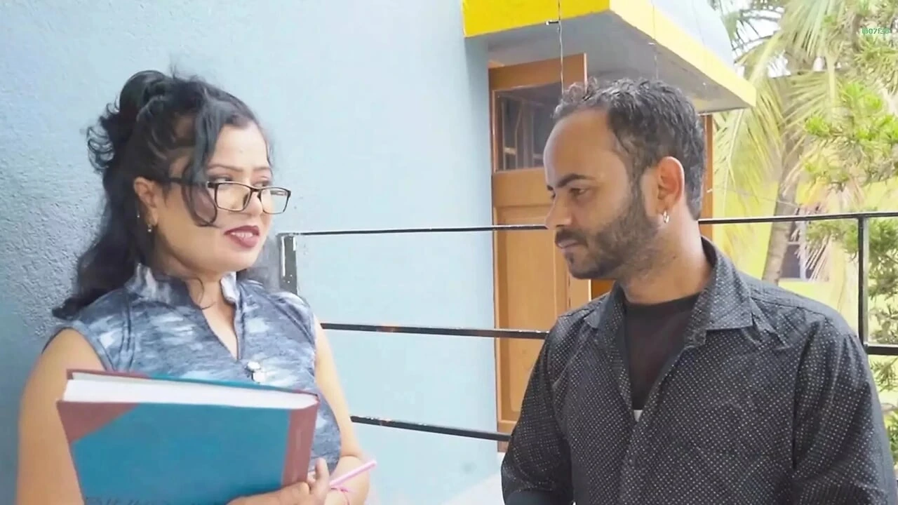 अमीर मैडम अपने निजी सहायक के साथ चुदाई कर रही है! भारतीय बॉस सेक्स