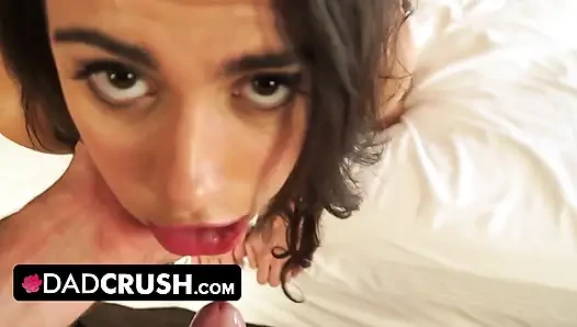 DadCrush - yaramaz kuzgun saçlı genç kız dersi atlıyor ve ıslak amını parmaklıyor