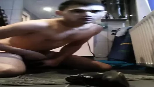 Nao aguentou o tesao e pegou o tenis do amigo pra fuder