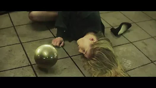 Rosamund pike - inanılmaz külotlu çorap sahnesi