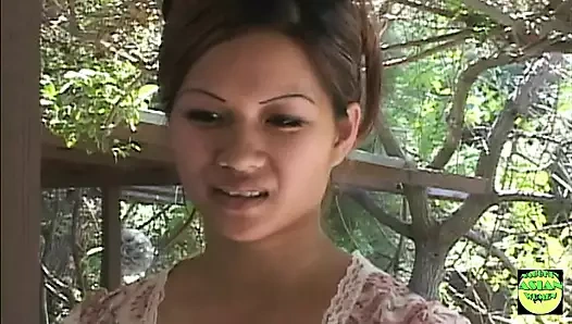 Asyalı esmer kız kıllı kedisini bir adama can sıkıntısı için sunuyor