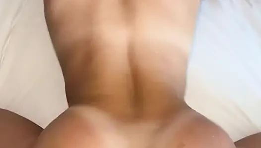 Esmer hatun Katie Kush yaramaz banyosundan zevk alıyor