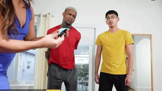 Damion, Diego'nun kız arkadaşı Dixie Lynn'i sikmesine izin veriyor, böylece sigara içen ateşli orta yaşlı seksi kadın kelsi monroe - brazzers