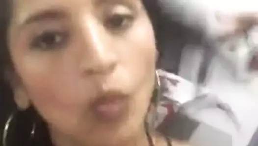 Kelly cuesta solo içinde banyo