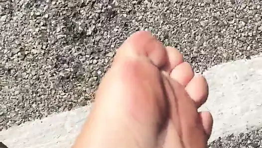 Veronica maya ayaklarını gösterir