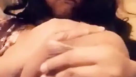 Yüzü yok ama göğüsleri!