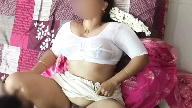 Неверная индийская невестка в мокрой белой блузке подпрыгивает на сиськи во время быстрого траха