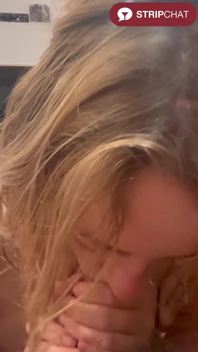 Ev yapımı hardcore: Malibumilfy'nin seksi sarışını duş sonrası ıslak, ıslak sakso çekiyor