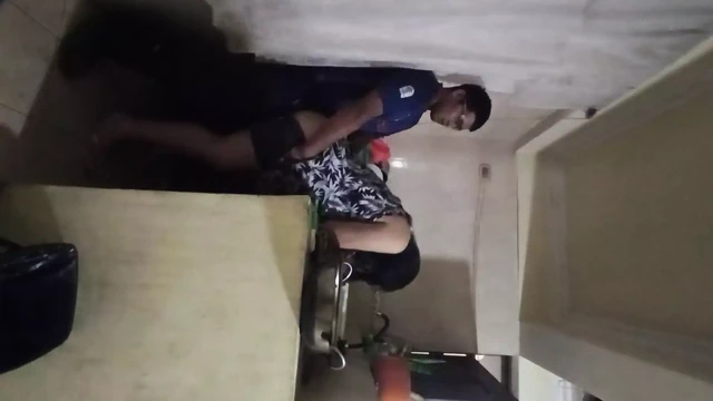 Горничная моет и трахается