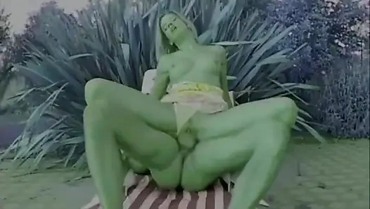 Она Мастурбирует, Глядя На Них, Трахаясь У Бассейна