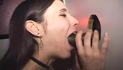 Zengin amcık sıska esmer fahişe için ilk siyah yarak sikiş deliği penisi emiyor!