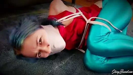 Disko kızı yakalandı ve baltalandı