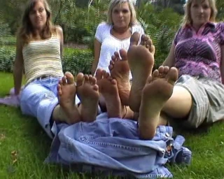 Üç kız kirli tabanlarını göster