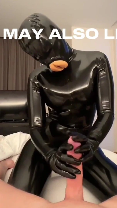 Мощный момент из "Резиновая кукла противогаза сосет хуй"