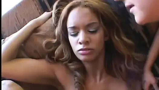 Güzel gençler büyük bir yarağı gırtlağına kadar alıyor