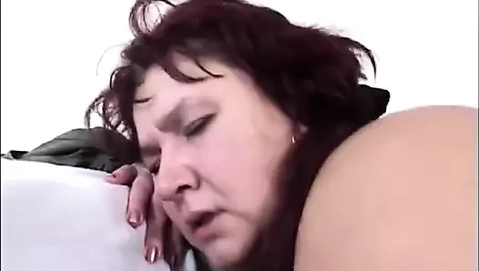 Kızıl saçlı iri güzel kadın amını yalatıyor ve deliniyor