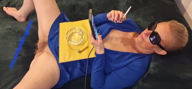 Bir sigara içerim ve kıçıma ve amcığıma bir vibratör alırım