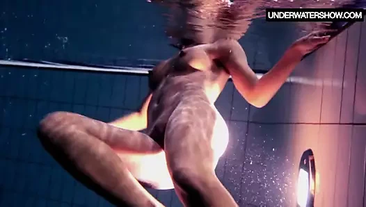 Zlata oduvanchik pembe bir bluzla yüzüyor ve soyunuyor