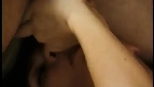 Salacious esmer orta yaşlı seksi kadın cassidy başka bir adam amını sikerken bir yarağı emmeyi seviyor