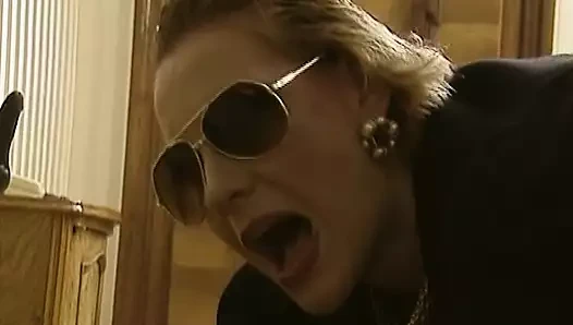 İki azgın Alman orta yaşlı seksi kadın ffm anal üçlü seks yapıyor