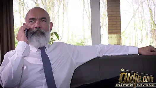 Mia de Vil ilk hareketi yapıyor