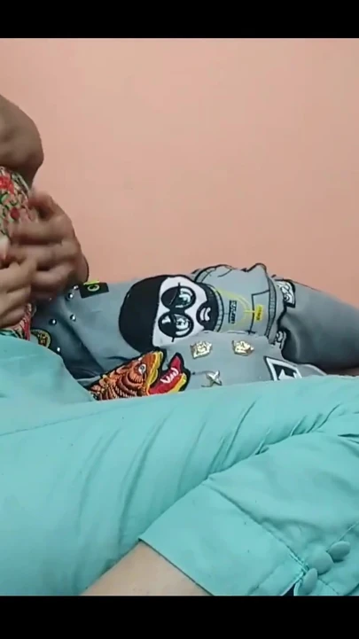 Büyük memeli Hintli üvey kız kardeş porno izlerken yakalandı - sert seks ve yatak odasında parmaklama