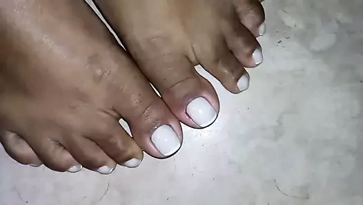 Fransız oje ile morenafeet'in parmaklarında yakın çekim