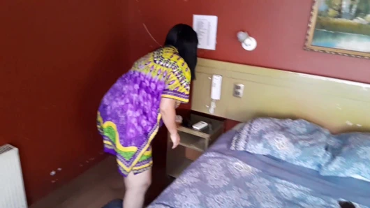 Evde yalnızken üvey annemi onu sikmesi için baştan çıkarıyorum