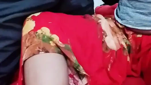 Hintli azgın kız sevgilisi tarafından sikiliyor