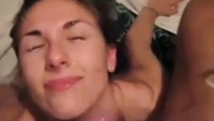 Drolja Radmila Zivkovic dobija kupanje spermom po faci