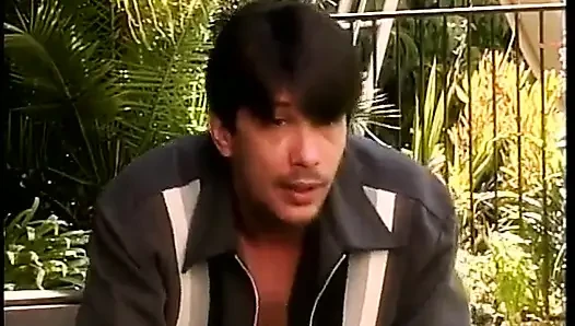 Sulu pembe amcıklı genç kız parkta yalanıyor