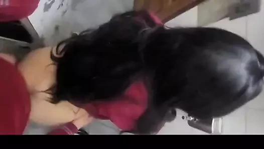 Kız arkadaşla banyoda sikişiyor