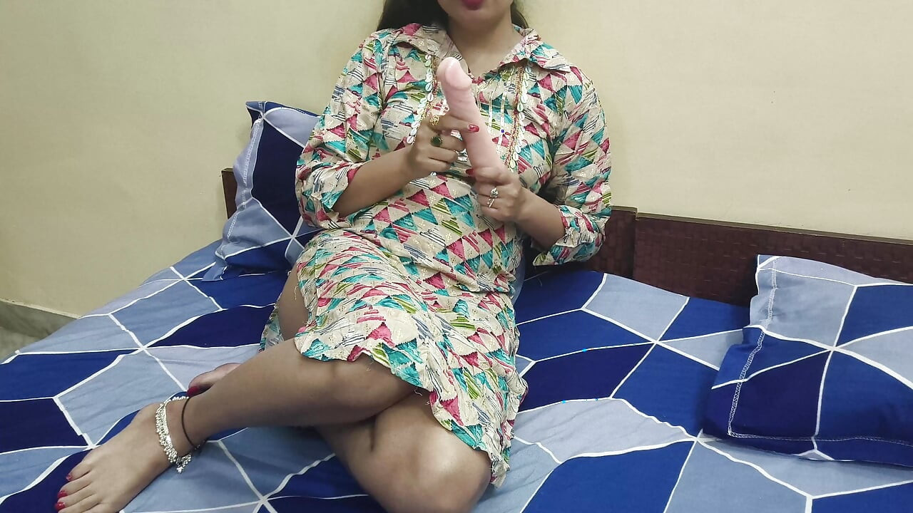 Hintli genç kız dildo üvey erkek kardeşiyle orgazm olmak için mastürbasyon yapıyor ve üvey kız kardeşini görünce şok oluyor ve onu sertçe sikiyor