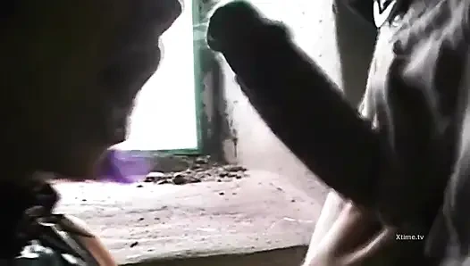 Fetiş elbiseli seksi tıraşlı kızın dilating göt deliği