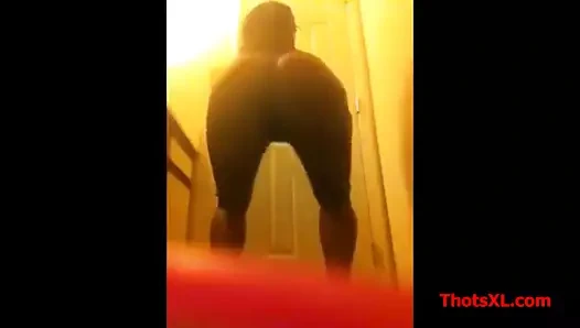 Genç kız arkadaşlarının erkek arkadaşına oral seks verir