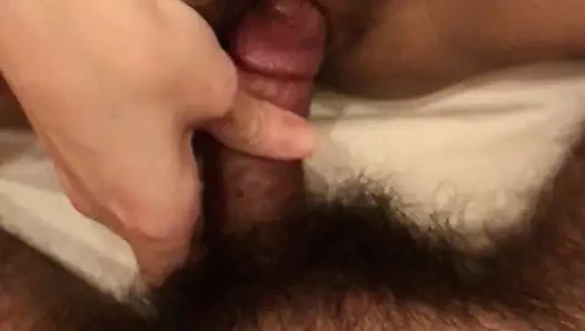 Islak bir kedinin çıkardığı ve kameraya baktığı sesler