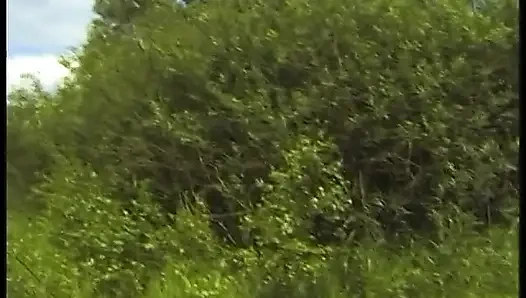 Kıllı sarışın olgun açık havada güzel vakit geçiriyor