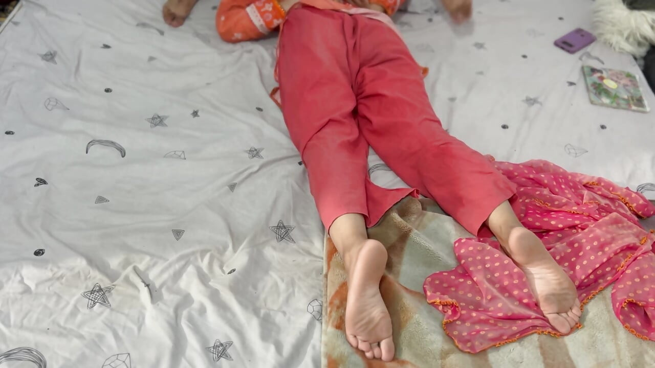 Kapalı kapılar ardında, iki Desi yetişkin romantizm ve kalıcı anılar gecesini paylaşıyor (18+)
