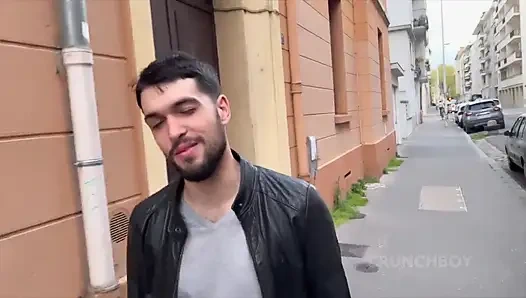 Fransız sürtük Max heteroseksüel mathieu'da korunmasız sikiliyor